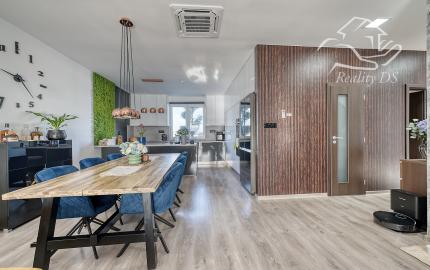 RealityDS – PREDAJ nadštandardnej 4-izbovej novostavby s bazénom a letnou kuchyňou, Orechová Potôň