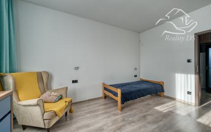 RealityDS – PREDAJ nadštandardnej 4-izbovej novostavby s bazénom a letnou kuchyňou, Orechová Potôň