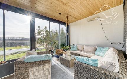 RealityDS – PREDAJ nadštandardnej 4-izbovej novostavby s bazénom a letnou kuchyňou, Orechová Potôň