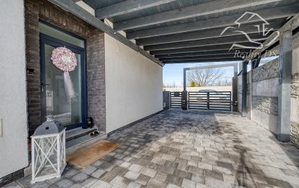 RealityDS – PREDAJ nadštandardnej 4-izbovej novostavby s bazénom a letnou kuchyňou, Orechová Potôň