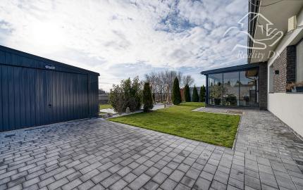 RealityDS – PREDAJ nadštandardnej 4-izbovej novostavby s bazénom a letnou kuchyňou, Orechová Potôň