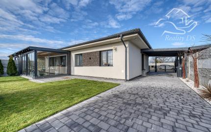 RealityDS – PREDAJ nadštandardnej 4-izbovej novostavby s bazénom a letnou kuchyňou, Orechová Potôň