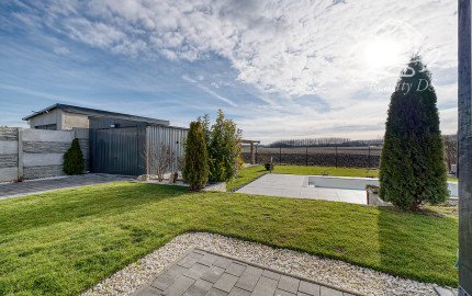 RealityDS – PREDAJ nadštandardnej 4-izbovej novostavby s bazénom a letnou kuchyňou, Orechová Potôň