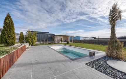 RealityDS – PREDAJ nadštandardnej 4-izbovej novostavby s bazénom a letnou kuchyňou, Orechová Potôň