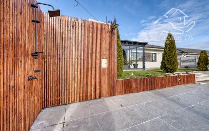 RealityDS – PREDAJ nadštandardnej 4-izbovej novostavby s bazénom a letnou kuchyňou, Orechová Potôň