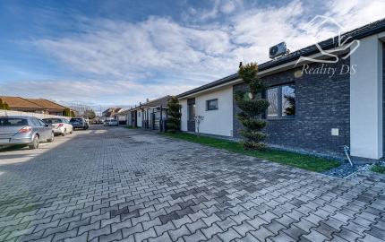 RealityDS – PREDAJ nadštandardnej 4-izbovej novostavby s bazénom a letnou kuchyňou, Orechová Potôň