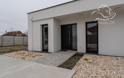 RealityDS - Predaj modernej,  nízkoenergetickej novostavby v súkromnej ulici, Veľké Blahovo