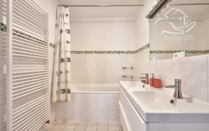 RealityDS – PRENÁJOM zariadeného 2 izb. bytu + krytého garáž. státia, ul. Agátová, Dúbravka