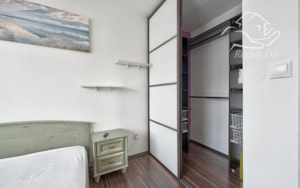 RealityDS – PRENÁJOM zariadeného 2 izb. bytu + krytého garáž. státia, ul. Agátová, Dúbravka