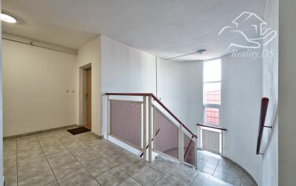 RealityDS – PRENÁJOM zariadeného 2 izb. bytu + krytého garáž. státia, ul. Agátová, Dúbravka