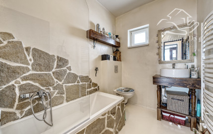 RealityDS - PREDAJ Veľkorysého 5-izbového rodinného domu po kompletnej rekonštrukcii: Váš nový domov vo Vydranoch