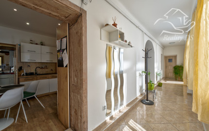 RealityDS – PREDAJ: Nadštandardný  4 izbový rodinný dom s wellnessom, bazénom a kompletným zariadením – Dolný Štál