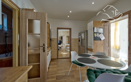 RealityDS – PREDAJ: Nadštandardný  4 izbový rodinný dom s wellnessom, bazénom a kompletným zariadením – Dolný Štál