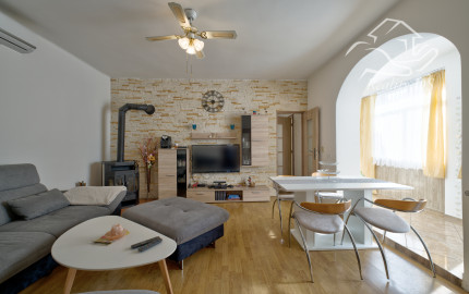 RealityDS – PREDAJ: Nadštandardný  4 izbový rodinný dom s wellnessom, bazénom a kompletným zariadením – Dolný Štál