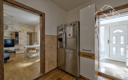 RealityDS – PREDAJ: Nadštandardný  4 izbový rodinný dom s wellnessom, bazénom a kompletným zariadením – Dolný Štál