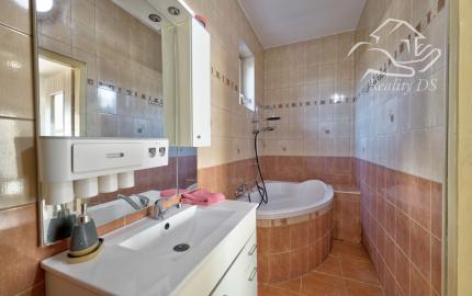 RealityDS – PREDAJ: Nadštandardný  4 izbový rodinný dom s wellnessom, bazénom a kompletným zariadením – Dolný Štál