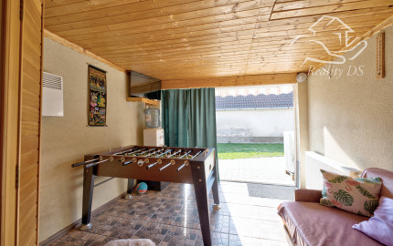 RealityDS – PREDAJ: Nadštandardný  4 izbový rodinný dom s wellnessom, bazénom a kompletným zariadením – Dolný Štál