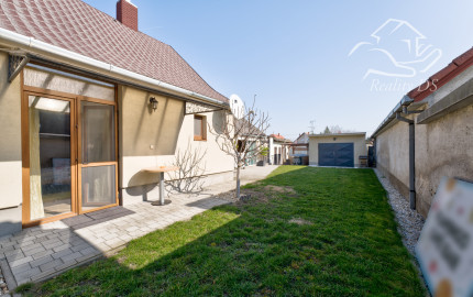 RealityDS – PREDAJ: Nadštandardný  4 izbový rodinný dom s wellnessom, bazénom a kompletným zariadením – Dolný Štál