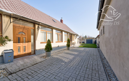 RealityDS – PREDAJ: Nadštandardný  4 izbový rodinný dom s wellnessom, bazénom a kompletným zariadením – Dolný Štál