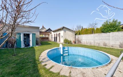 RealityDS – PREDAJ: Nadštandardný  4 izbový rodinný dom s wellnessom, bazénom a kompletným zariadením – Dolný Štál