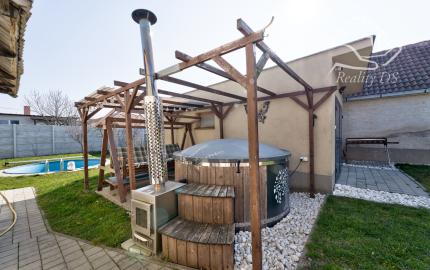 RealityDS – PREDAJ: Nadštandardný  4 izbový rodinný dom s wellnessom, bazénom a kompletným zariadením – Dolný Štál