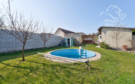 RealityDS – PREDAJ: Nadštandardný  4 izbový rodinný dom s wellnessom, bazénom a kompletným zariadením – Dolný Štál