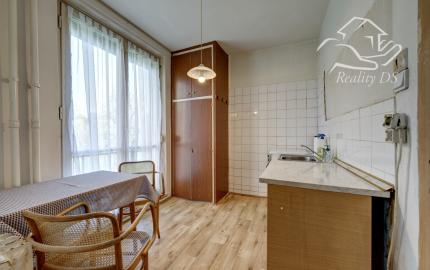 RealityDS - PREDAJ 2-izbového bytu, balkón+loggia, Komárnická