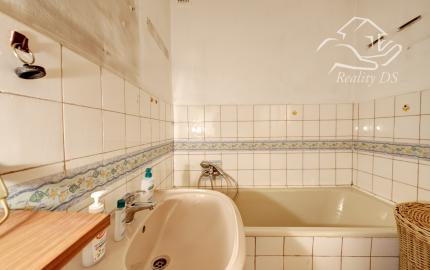 RealityDS - PREDAJ 2-izbového bytu, balkón+loggia, Komárnická