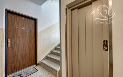 RealityDS - PREDAJ 2-izbového bytu, balkón+loggia, Komárnická