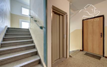 RealityDS - PREDAJ 2-izbového bytu, balkón+loggia, Komárnická