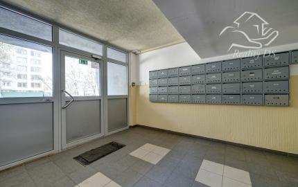 RealityDS - PREDAJ 2-izbového bytu, balkón+loggia, Komárnická