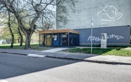 RealityDS - PREDAJ 2-izbového bytu, balkón+loggia, Komárnická