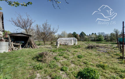 RK RealityDS - Veľký 11,10 á pozemok, ticho a potenciál – rodinný dom len 20 km od Bratislavy