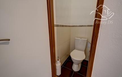 RK RealityDS - PRENÁJOM - zariadený a kompletne zrekonštruovaný 2 izb. byt, 54m², Školská ulica