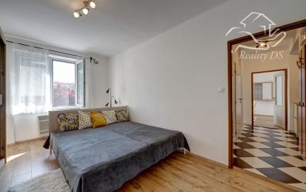 RK RealityDS - PRENÁJOM - zariadený a kompletne zrekonštruovaný 2 izb. byt, 54m², Školská ulica