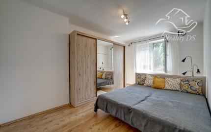 RK RealityDS - PRENÁJOM - zariadený a kompletne zrekonštruovaný 2 izb. byt, 54m², Školská ulica