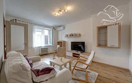 RealityDS - PRENÁJOM - zariadený a kompletne zrekonštruovaný 2 izb. byt, 54m², Školská ulica