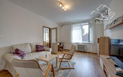 RK RealityDS - PRENÁJOM - zariadený a kompletne zrekonštruovaný 2 izb. byt, 54m², Školská ulica
