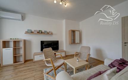 RK RealityDS - PRENÁJOM - zariadený a kompletne zrekonštruovaný 2 izb. byt, 54m², Školská ulica