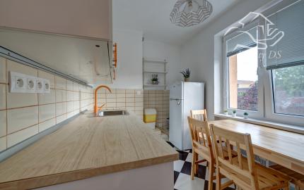 RK RealityDS - PRENÁJOM - zariadený a kompletne zrekonštruovaný 2 izb. byt, 54m², Školská ulica