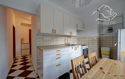 RK RealityDS - PRENÁJOM - zariadený a kompletne zrekonštruovaný 2 izb. byt, 54m², Školská ulica