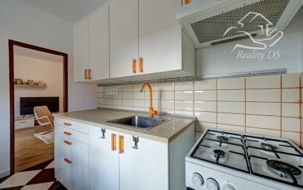 RK RealityDS - PRENÁJOM - zariadený a kompletne zrekonštruovaný 2 izb. byt, 54m², Školská ulica