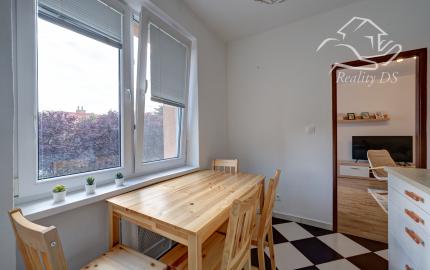 RK RealityDS - PRENÁJOM - zariadený a kompletne zrekonštruovaný 2 izb. byt, 54m², Školská ulica