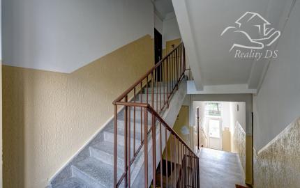 RK RealityDS - PRENÁJOM - zariadený a kompletne zrekonštruovaný 2 izb. byt, 54m², Školská ulica
