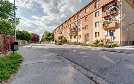 RK RealityDS - PRENÁJOM - zariadený a kompletne zrekonštruovaný 2 izb. byt, 54m², Školská ulica