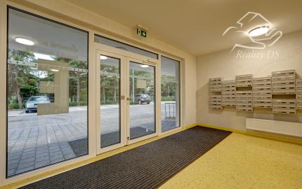RealityDS - Kľúče, kufor a bývate! Novostavba s parkovaním a internetom v cene – Ovocné Sady, Bratislava