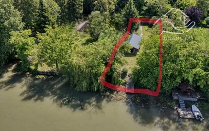 RealityDS - PREDAJ - 🌳Slnečný pozemok s chatkou priamo na brehu Malého Dunaja v Potônskych Lúkach🌳 Ticho! Pokoj! Vôňa prírody!