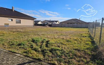 ZAČNITE STAVAŤ IHNEĎ! Stavebný pozemok 723 m² s projektom domu, platným stavebným povolením a všetky IS, vrátane kanalizácie – Kvetoslavov