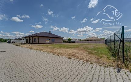 ZAČNITE STAVAŤ IHNEĎ! Stavebný pozemok 723 m² s projektom domu, platným stavebným povolením a všetky IS, vrátane kanalizácie – Kvetoslavov