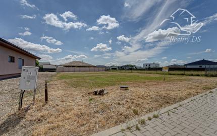 ZAČNITE STAVAŤ IHNEĎ! Stavebný pozemok 723 m² s projektom domu, platným stavebným povolením a všetky IS, vrátane kanalizácie – Kvetoslavov